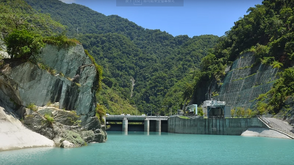 水力發電機組地處崇山峻嶺間，因此建置的過程艱辛且漫長。